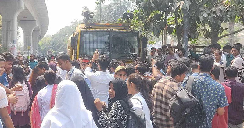 নারীর প্রতি সহিংসতার প্রতিবাদে শাহবাগে ৩০ কলেজ শিক্ষার্থীদের অবস্থান